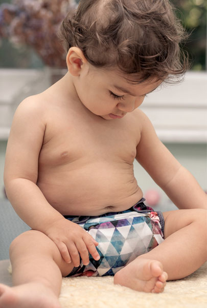 Baby mit Stoffwindel von frau mittag – nachhaltig, handgearbeitet