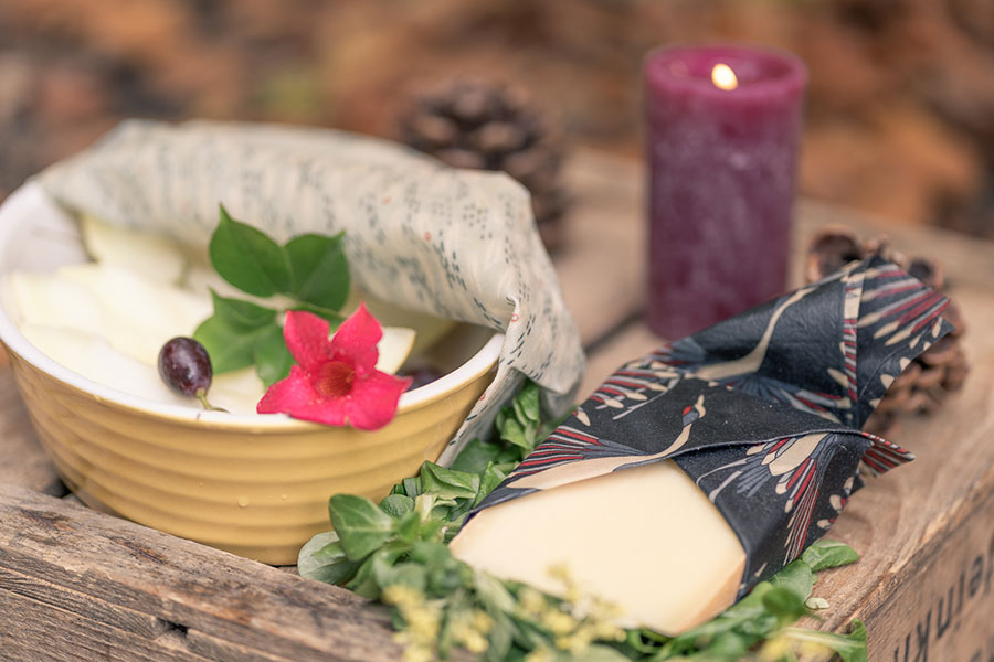frau mittag Bienenwachsprodukte zum Frischhalten, Transportieren und Einfrieren von Lebensmitteln