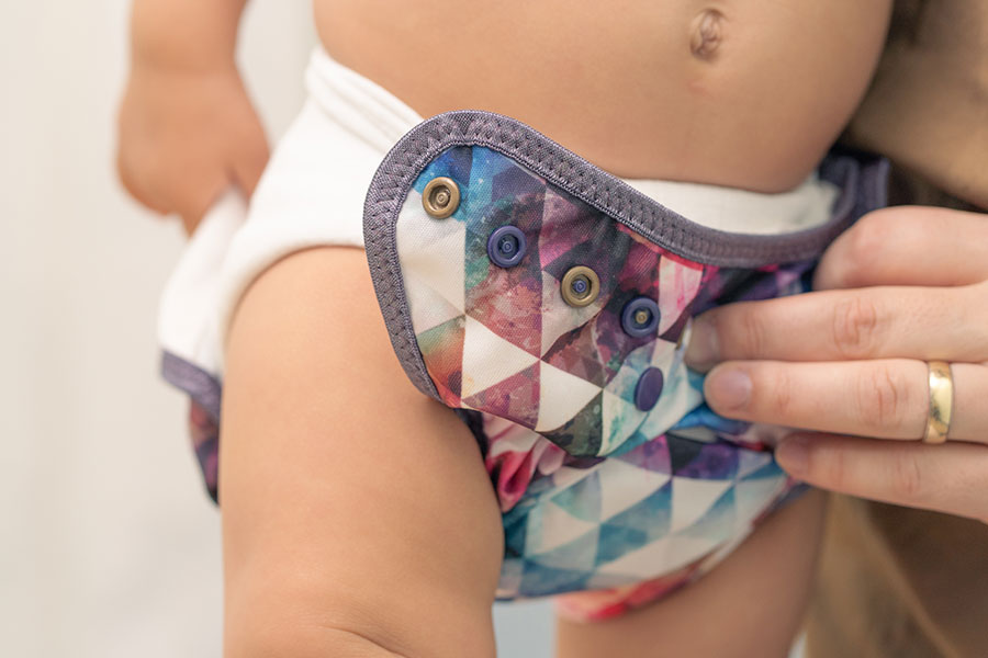 Baby wird Stoffwindel angelegt – von frau mittag – nachhaltig, handgearbeitet